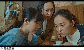 記事写真。小林春世さん演じる美紀(左)と、伊藤亜美瑠さん演じる夫のミッケル
